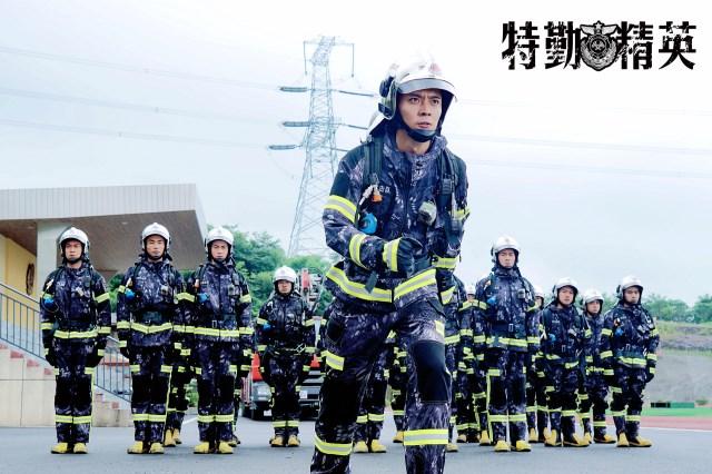 　　《特勤精英》講述了由張丹峰飾演的年輕消防員林毅加入消防精英部隊(duì)飛豹隊(duì)與戰(zhàn)友共同成長，勵(lì)志堅(jiān)守國家和人民消防事業(yè)的故事。電視劇《特勤精英》播出后引得觀眾和粉絲大呼過癮，原來穿上消防制服的張丹峰竟如此英氣英朗，顏值在線演技在線，且劇情的走向也十分令人期待。