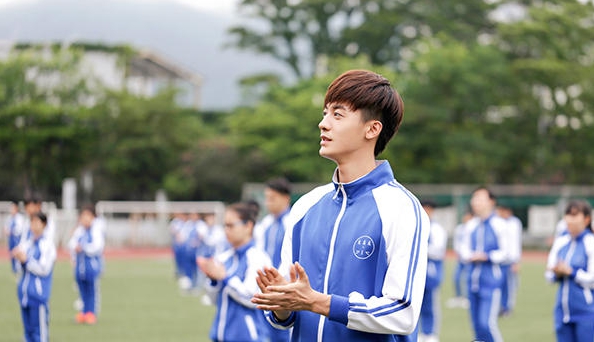 由趙志偉、徐洋、張瑞涵、王菁等主演，黃元達執(zhí)導(dǎo)、尤丹任制片人的高能青春氧氣劇《蔚藍50米》近日開播。主演趙志偉與氧氣少年團、魔鬼教練展開了一場相愛相殺，為夢想擇而不悔的勵志之旅。
