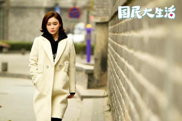 《國(guó)民大生活》現(xiàn)在正在熱播，袁姍姍新劇化身偵探 現(xiàn)身說(shuō)法“防火防盜防閨蜜”。